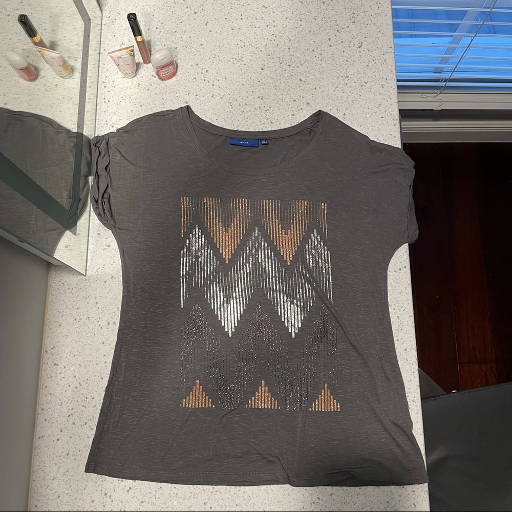 Grey Tee w/Gold, Silver& Black Accent Size M Apt.9